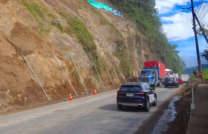 Habilitan paso doble carril en el km 83 de la vía Alóag–Santo Domingo tras limpieza de rocas
